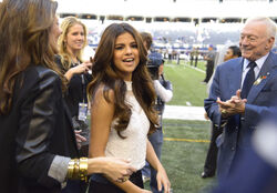 Dallas Cowboys Thanksgiving 2013, Selena Gomez Wiki