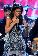 Selena+Gomez+2011+People+Choice+Awards+Show+fNgFe7PxThYl