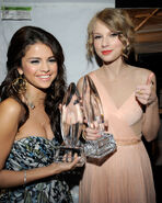 Taylor and selena backstage people's chioce awards 2011 2