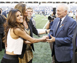 Dallas Cowboys Thanksgiving 2013, Selena Gomez Wiki