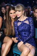 Selena-Gomez-and-Taylor-Swift---2013-Billboard-Music-Awards-in-Las-Vegas-07