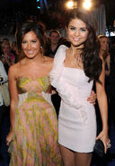 Selena+Gomez+2011+People+Choice+Awards+Red+L69Lr0giG53l