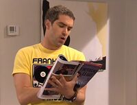 Sergio leyendo una revista (1x09)