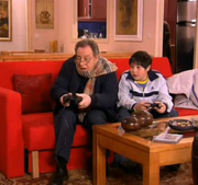 Arsenio y Josemi jugando a la Play Station