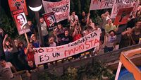Manifestantes a favor de Antonio (5x13)