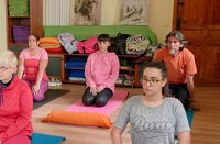 Yoli en clase de Yoga (12x08)