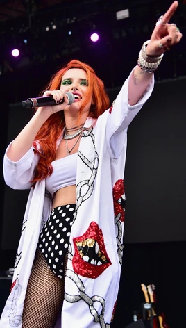 Bella-thorne-brings-filthy-fangs-records-to-billboard-hot-100-06.png(2)