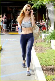 Bella-thorne-hangs-with-vamps-gym-03