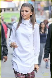 Zendaya-gma-stop-sam-smith-selfie-12