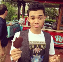 Roshon-fegan-mickey-mouse-ice-cream