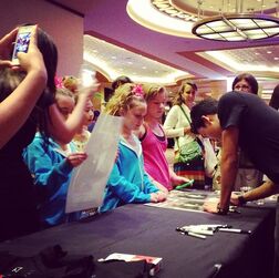 Roshon-fegan-signing-autographs