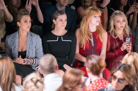 Bella-thorne-at-FashionWeek-DakotaFanning-next-to-her-(3)