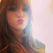 Bella-thorne-red-pout