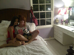 Bella-thorne-bedroom-with-pal