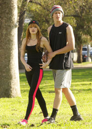 Bella-thorne-run with boyfriend (4)