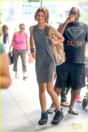 Zendaya-makeup-free-airport-03