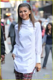 Zendaya-gma-stop-sam-smith-selfie-06