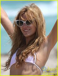 Bella-thorne-hits-the-beach-and-shows-off-her-bikini-body01