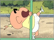 Shin-chan de bebé bailando pole dance