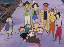 La vecina, Micchi, Yoshirin, los profesores de la escuela y los amigos de Shinosuke dan ánimos a la familia tras la explosión de su casa. Los objetos que ofrecen los amigos a Hiroshi los lleva Shinosuke y se ve a Micchi con el cáctus con flor que regala a los Nohara.