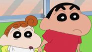 Shin Chan junto a su hermana pequeña Himawari