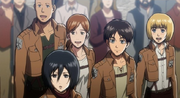 Hannah, Franz, Eren, Armin y Mikasa ven a la Legión de Reconocimiento