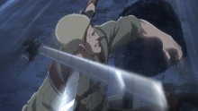 Reiner es atacado por Levi.