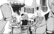Cardina, Kyklo, Jorge y Xenophon disfrutan de la cena.