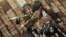 Levi intenta convencer a Mikasa de mantener vivo a Erwin.