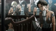 Cabo Levi pisa na cara de Eren durante seu julgamento.