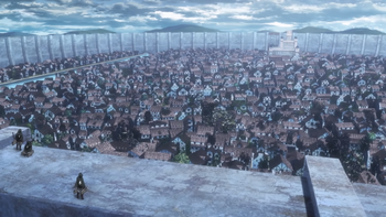 Eren observa las ruinas de Shiganshina