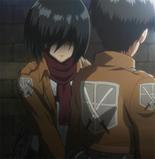 Mikasa sobreprotege a Eren.