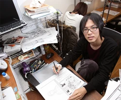 En Hajime Isayama al seu escriptori