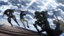 Mikasa dotkliwie rani Reinera i Bertholdta