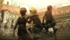 Eren, Mikasa ed Armin circondati dai soldati