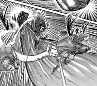 Hanji leitet den Angriff gegen den kolossalen Titanen