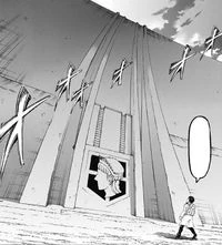 Бертольт стоит перед воротами Стены Мария