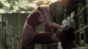 Le Titan Féminin frappant le Titan Assaillant