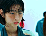 Sae-byeok and Ji-yeong shake hands, becoming teammates