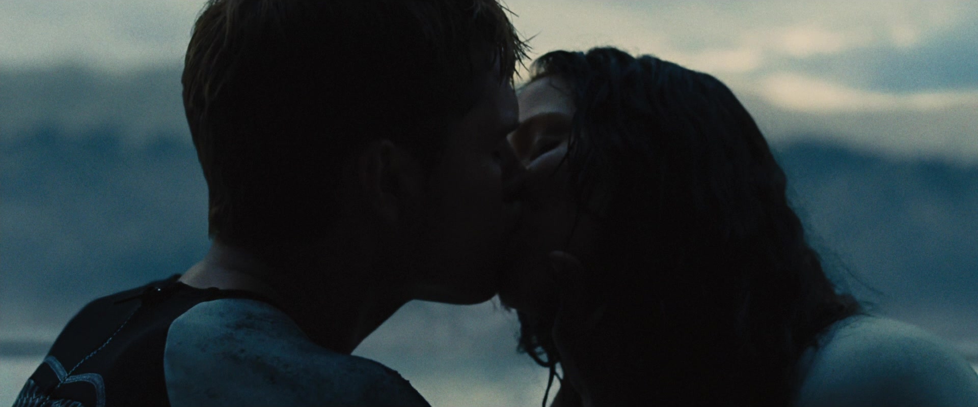 the hunger games katniss and peeta kiss