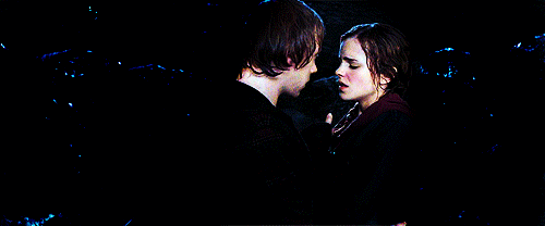 Hermione ron kiss and Harry Potter: