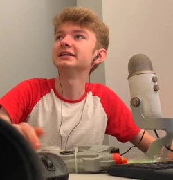 Red and white tommyinnit shirt Clearance