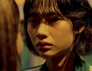 Sae-byeok cries over Ji-yeong's sacrifice