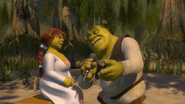 Shrek sings to Fiona karaoke