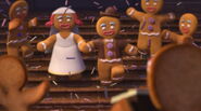 Él con su ex esposa pelirroja, con otras galletas celebrando su casamiento en un flashback en Shrek the Third.