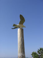 פסל ציפור בטיילת נתניה