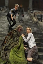 Роуз, Далия, Сибил и Анна на ступенях церкви