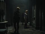 Сибил, Роуз и Анна осматривают Гранд-Отель.