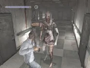 Henry luchando con patients en el vestíbulo del hospital