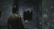 Alex frente a la puerta donde está encerrada Carol Doyle.